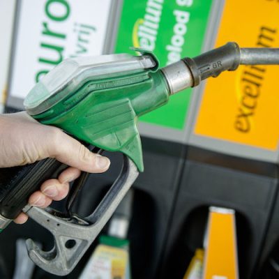 2014-11-29 12:24:15 LEIDERDORP - Een automobilist tankt bij een benzinestation in Leiderdorp. De benzineprijs is gedaald naar het laagste niveau sinds drie jaar. Dat komt door de fors goedkopere olie. ANP BART MAAT